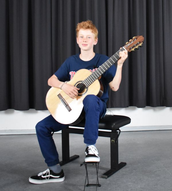 Anton Schueler erspielt sich auf der Gitarre einen 2. Preis beim Bundeswettbewerb Jugend musiziert